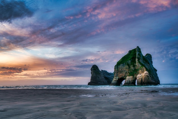 Las islas Archway frente a la playa de Wharariki