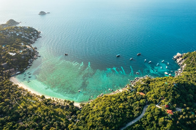 Islas y bahías azules tropicales a vista de pájaro