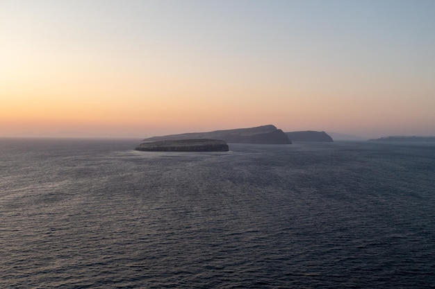 Foto las islas caldera de nea kameni palaia kameni therasia y aspronisi en la isla volcánica de santorini thera grecia