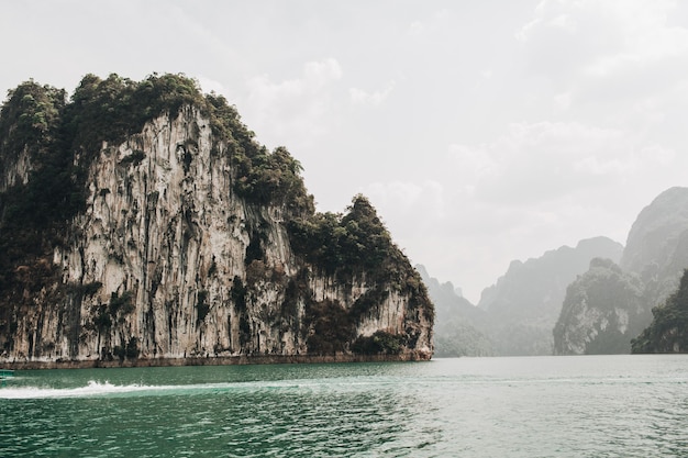 Islas exóticas y tropicales de color verde oscuro con rocas y lago verde en el lago Cheow Lan, Khao Phang, distrito de Ban Ta Khun