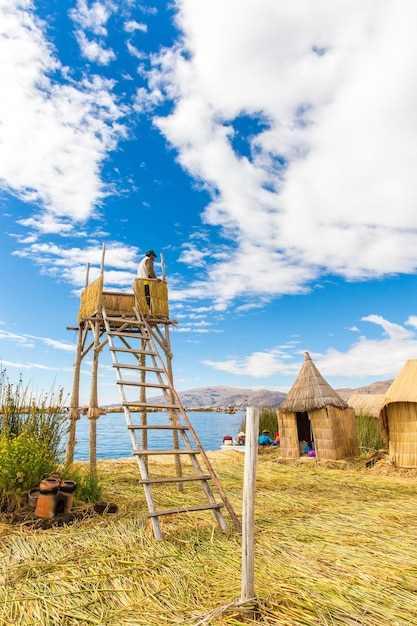 Islas flotantes en el lago Titicaca Puno Perú América del Sur casa con techo de paja Densa raíz que las plantas Khili entretejen forman una capa natural de aproximadamente uno o dos metros de espesor que sostienen las islas
