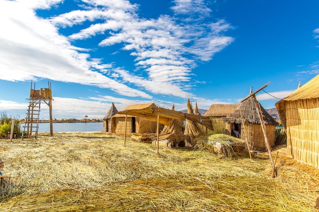 Islas flotantes en el lago Titicaca Puno Perú América del Sur Raíz densa que las plantas Khili se entrelazan forman una capa natural de aproximadamente uno o dos metros de espesor que sostienen las islas