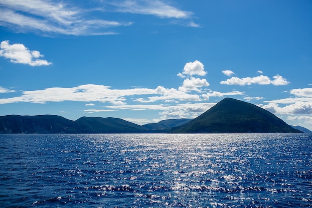 Islas en Grecia en un día soleado con cielo azul