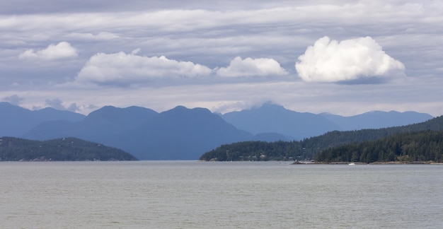 Islas de Howe Sound y fondo de paisaje de montaña canadiense