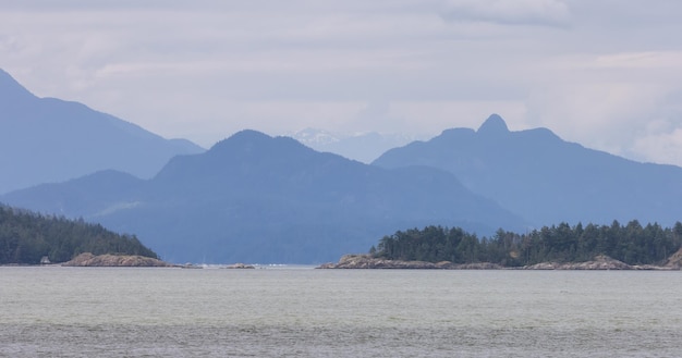 Islas de Howe Sound y fondo de paisaje de montaña canadiense