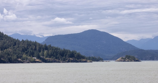 Islas de Howe Sound y fondo de paisaje de montaña canadiense