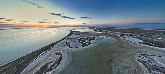 Islas inusuales en un hermoso lago