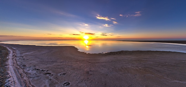 Islas inusuales en el lago Sivash, vista superior, cámara de drone