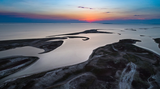 Islas inusuales en el lago Sivash, vista superior, cámara de drone