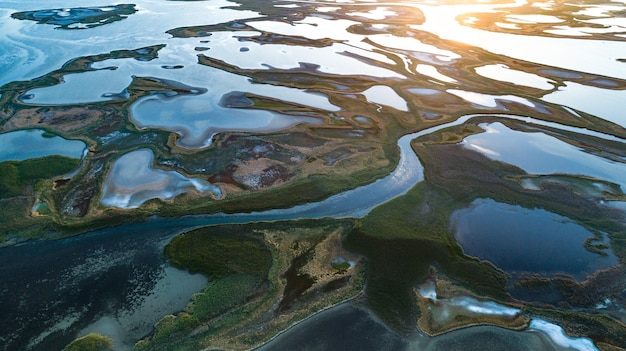 Islas inusuales en el lago Sivash, vista superior, cámara de drone