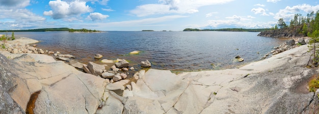 Islas en el lago Ladoga. Hermoso paisaje - agua, pinos y rocas.