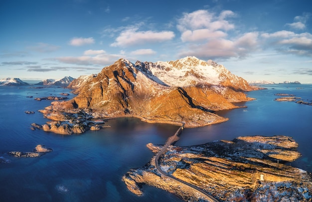 Islas Lofoten Noruega Paisaje aéreo con islas de montañas y océano Paisaje natural desde el aire Imagen de viaje de Noruega