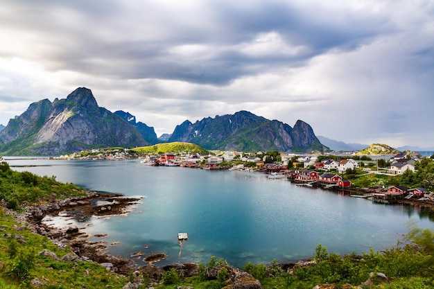 Las islas Lofoten son un archipiélago en el condado de Nordland, Noruega. Es conocido por un paisaje distintivo con montañas y picos espectaculares, mar abierto y bahías protegidas, playas y tierras vírgenes.