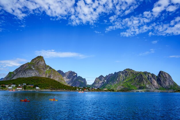 Las islas Lofoten son un archipiélago en el condado de Nordland, Noruega. Es conocido por un paisaje distintivo con montañas y picos espectaculares, mar abierto y bahías protegidas, playas y tierras vírgenes.