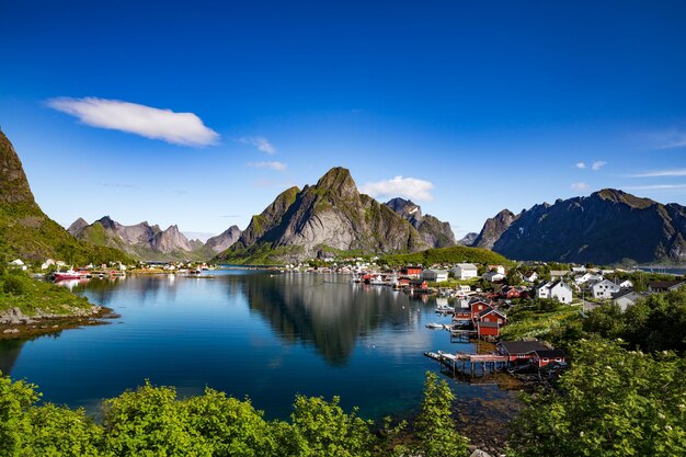 Las islas Lofoten son un archipiélago en el condado de Nordland, Noruega. Es conocido por un paisaje distintivo con montañas y picos espectaculares, mar abierto y bahías protegidas, playas y tierras vírgenes.