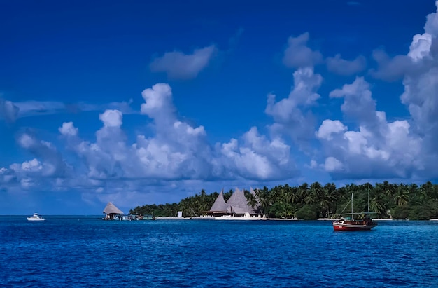 Islas Maldivas, Male Nord, complejo turístico en la playa (escaneo de película)