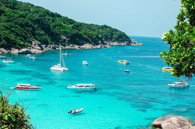 Islas tropicales de agua de mar azul y playa de arena blanca en las islas Similan con el famoso paisaje natural de Sail Rock Phang Nga Thailand