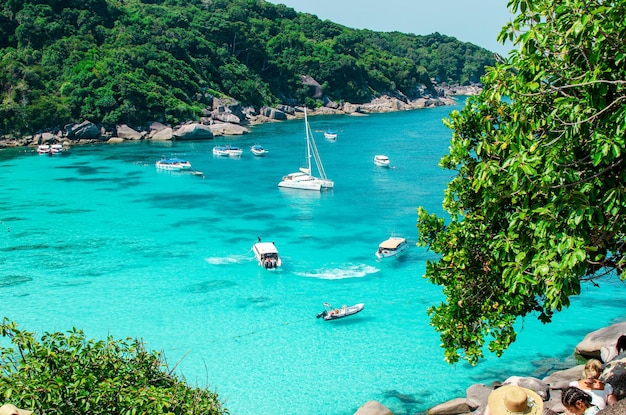 Islas tropicales de agua de mar azul y playa de arena blanca en las islas Similan con el famoso paisaje natural de Sail Rock Phang Nga Thailand