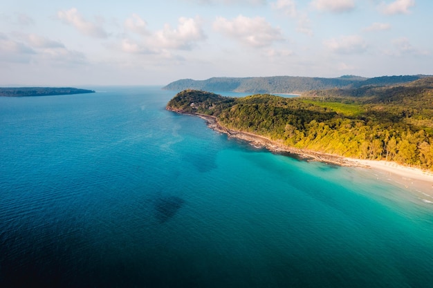 Islas tropicales y palmeras a vista de pájaro