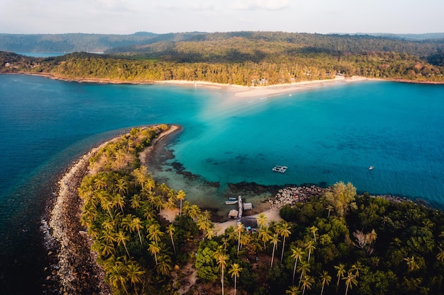 Islas tropicales y palmeras a vista de pájaro