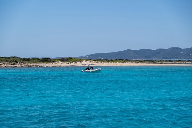 Foto islote panteronisi ubicación popular entre las islas paros y antiparos cyclades grecia