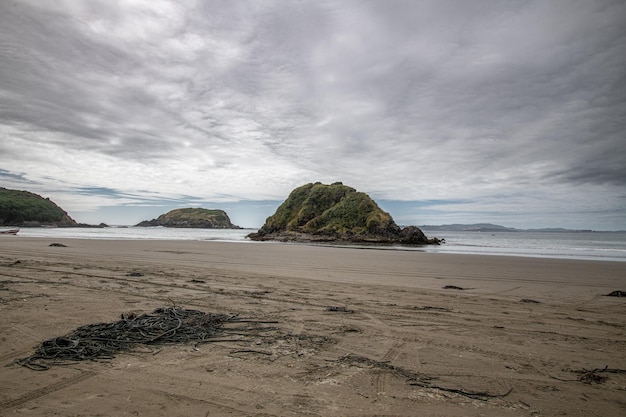 Islotes pinguinos y playa punihuil chiloe chile bajo un cielo tormentoso