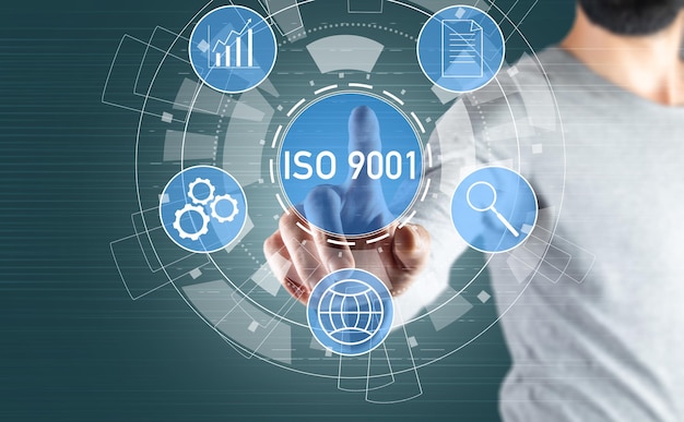 ISO 9001 e iconos en una pantalla virtual