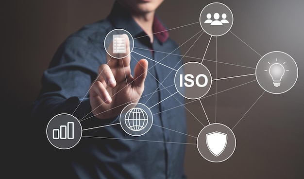ISO und Symbole auf einem virtuellen Bildschirm