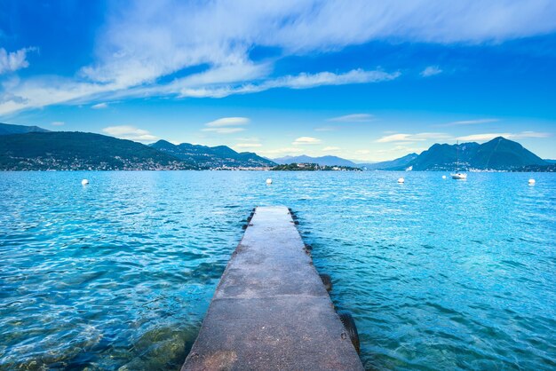 Isola Bella muelle o muelle de hormigón en el lago Maggiore Islas Borromeas Stresa Piamonte Italia