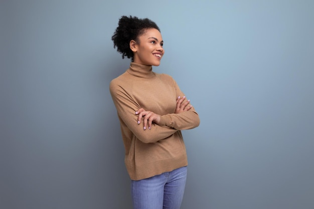 Isolado com fundo sorrindo muito jovem morena hispânica com rabo de cavalo