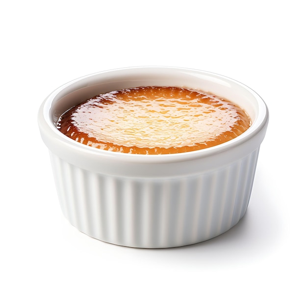 Foto isolado de souffle francês tradicional com um prato de souffle de porcelana em fundo branco limpo