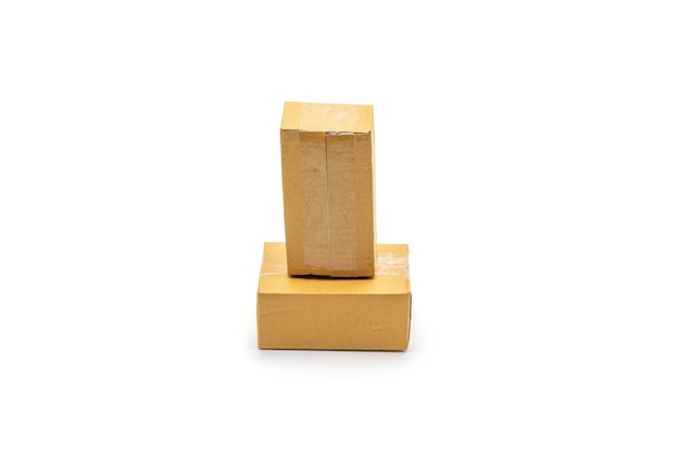 Isolado dos cajas de papel marrón paquete postal de compras en línea se entrega al comprador su tiro en la luz del estudio frente al fondo blanco Clipping Paths
