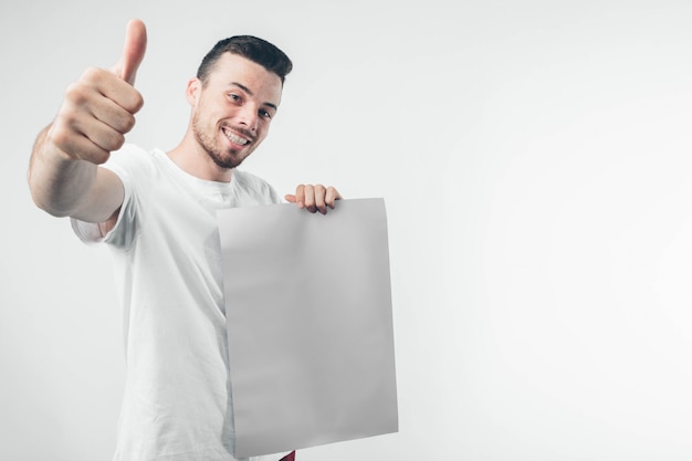 Foto isolado no fundo branco, homem segura um cartaz