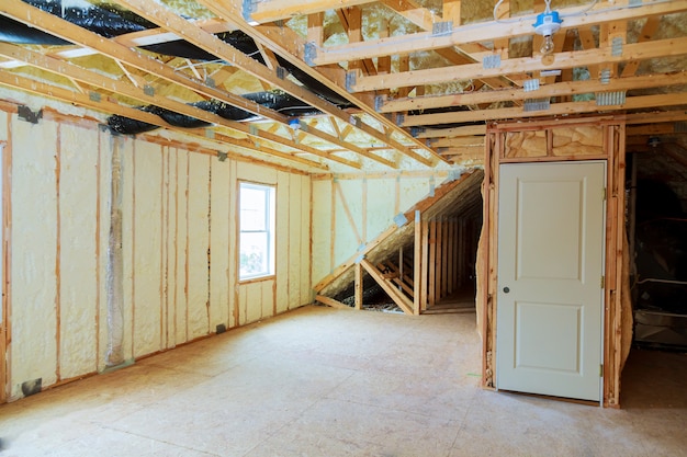 Isolamento térmico em uma nova casa pré-fabricada com lã mineral e madeira.