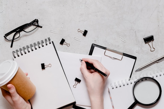 Isolation und Arbeit von zu Hause Konzept Flatlay. Bleistifte, Notizblock, Linealschere und Büroklammern. Oben Horizontale Ansicht Copyspace zurück zum Schulkonzept