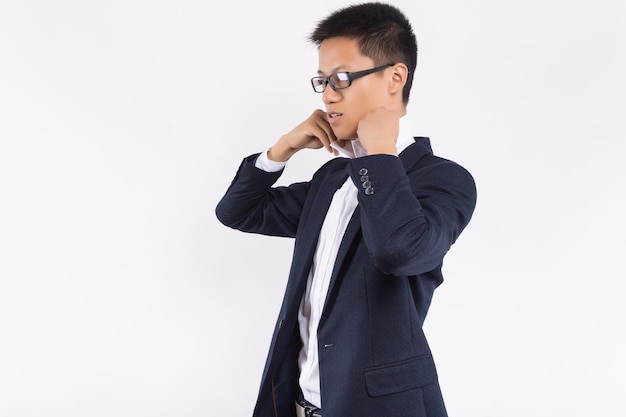 Isolieren Sie das Hintergrundbild mit dem leeren Raum des Porträts des jungen asiatischen gutaussehenden erfolgreichen Geschäftsmannes, der ein weißes Hemd im schwarzen Anzug trägt