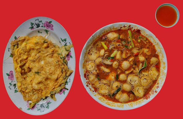 Foto isolieren sie tom yum kung und gebratenes geschlagenes ei - berühmtes thailändisches essen