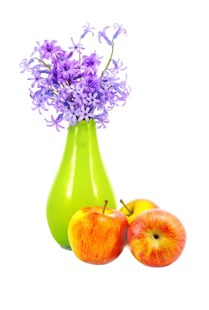 Isoliert auf weißem Hintergrund Blumenstrauß in einer Vase und Äpfel