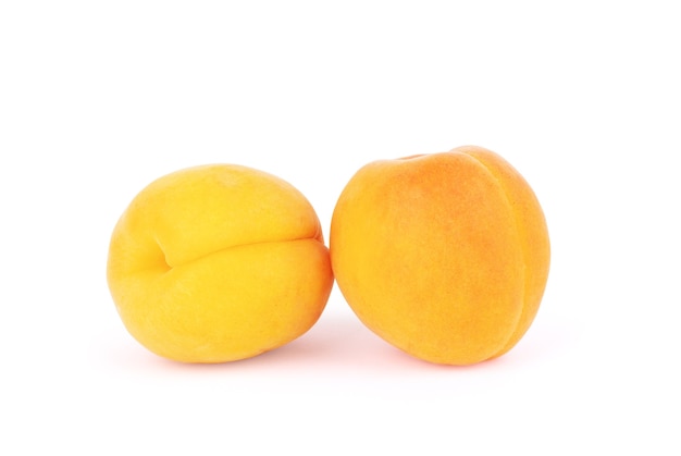 Isolierte Aprikosen Frische ganze Aprikosenfrucht mit Blatt