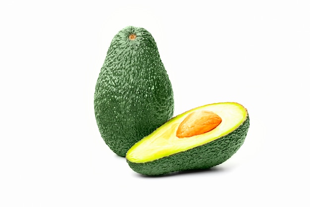 Isolierte Avocado. Frische Avocado Früchte Cit in zwei Hälften