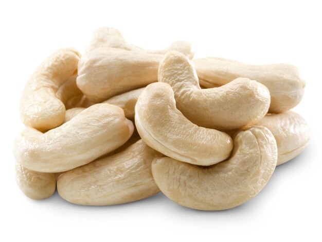 Isolierte Cashew-Nüsse auf weißem Hintergrund