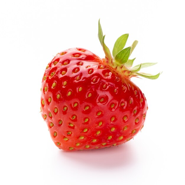 Isolierte Erdbeere. Einzelne Erdbeerfrucht lokalisiert auf weißem Raum, mit Beschneidungspfad - Bild