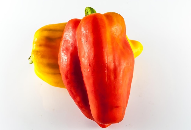 Foto isolierte farbige paprika auf weißem hintergrund