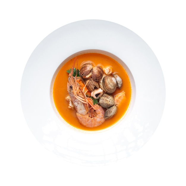 Isolierte französische Bouillabaisse-Meeresfrüchtesuppe