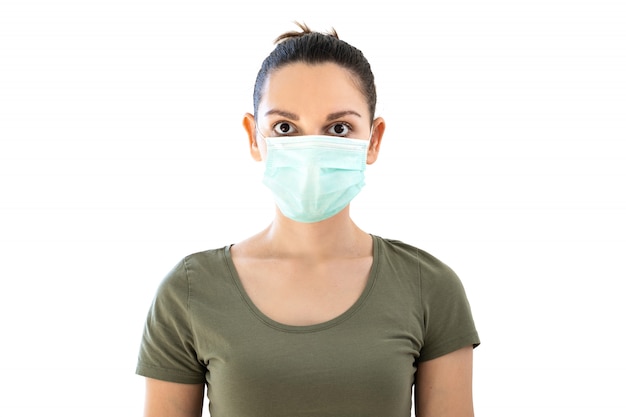 Isolierte Frau mit medizinischer Maske. Virus- oder Luftverschmutzungskonzept