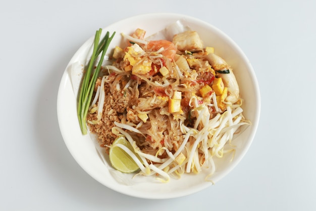 Isolierte gebratene Nudel thailändische Art mit Garnelen und Meeresfrüchten Thailand nennt Pad Thai, gebratene Nudel thailändische Art auf Weiß.