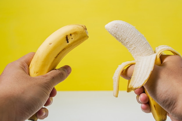 isolierte Hand mit Bananen