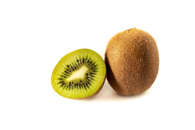 Isolierte Kiwi und halbe Kiwi auf weißem Hintergrund