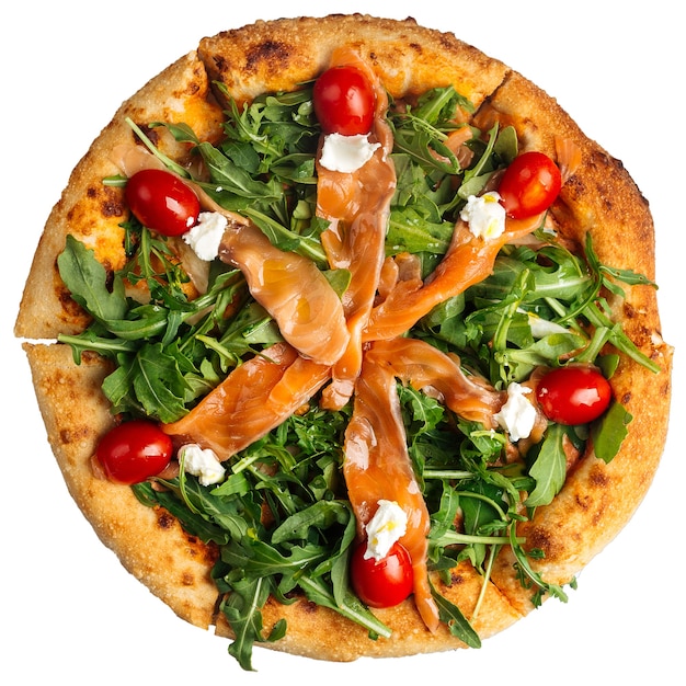 Isolierte Lachs- und Rucola-Pizza auf dem weißen Hintergrund