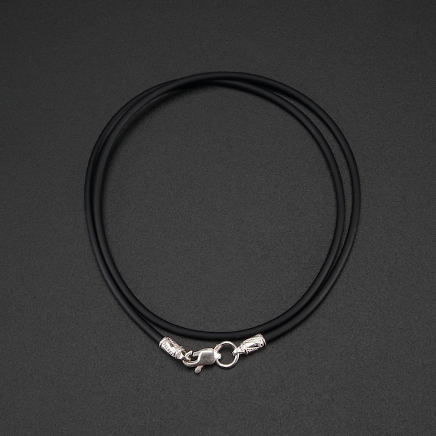 Isolierte Lederarmband auf schwarzem Hintergrund Lifestyle und Herrenarmbänder